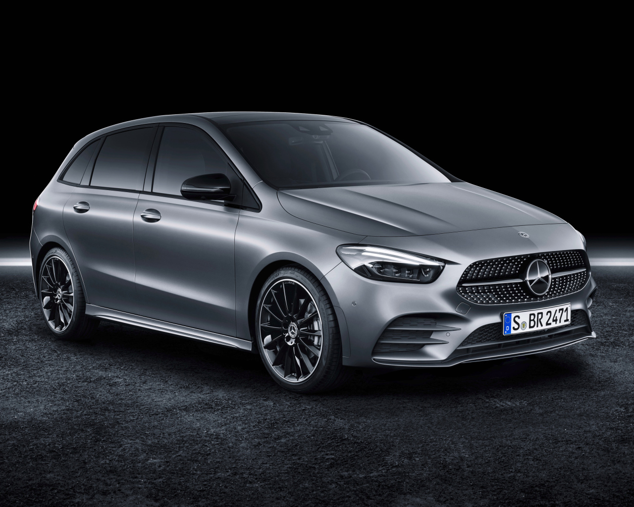 Серебристый автомобиль Mercedes-Benz B-Klasse AMG Line 2019 года 