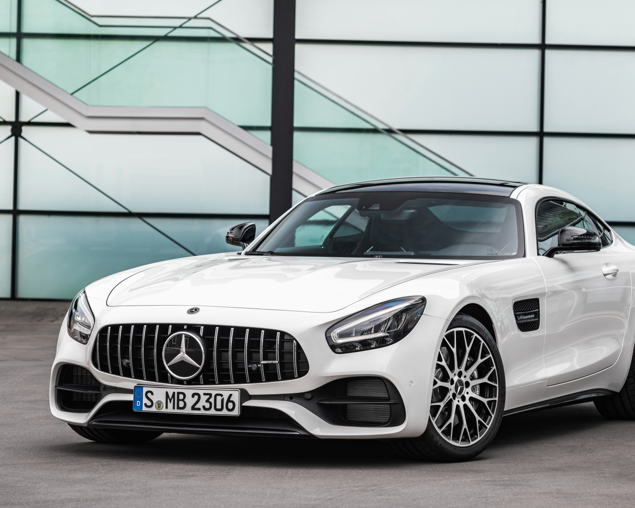 Белый автомобиль Mercedes-AMG GT 2019 года 