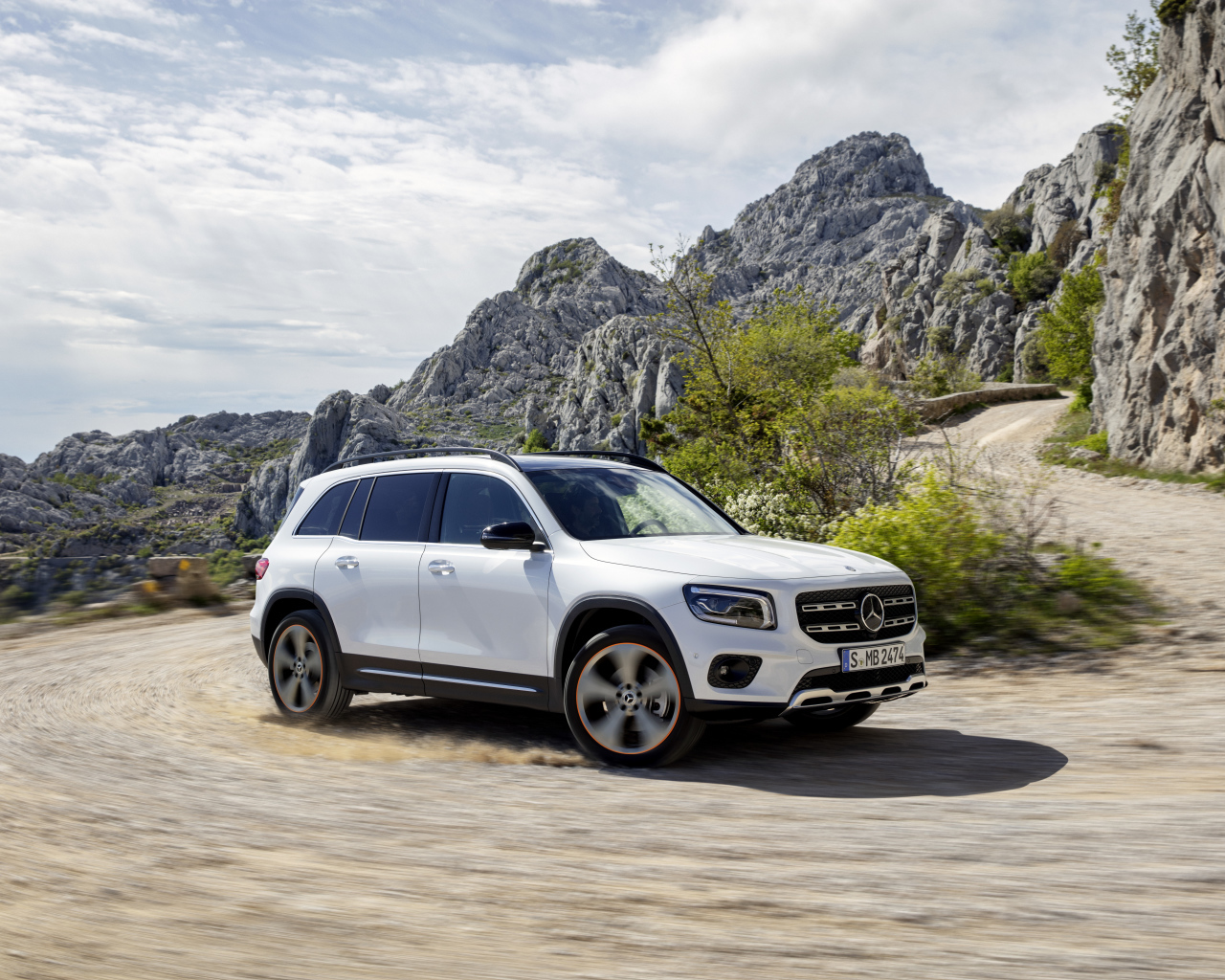 Белый внедорожник Mercedes-Benz GLB-Class в горах