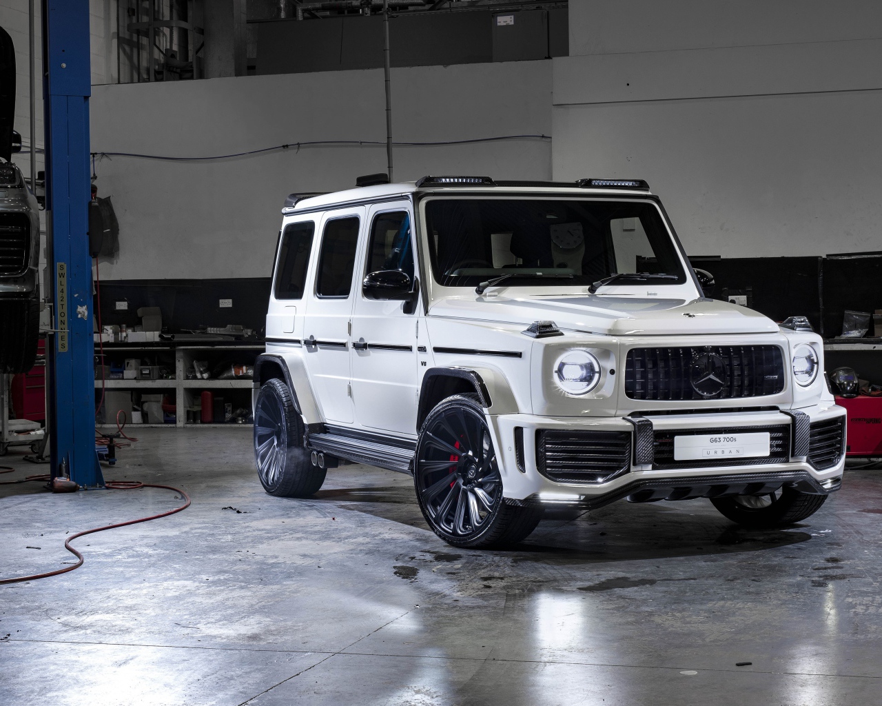 Белый внедорожник Mercedes-AMG G 63,  2019 года в гараже