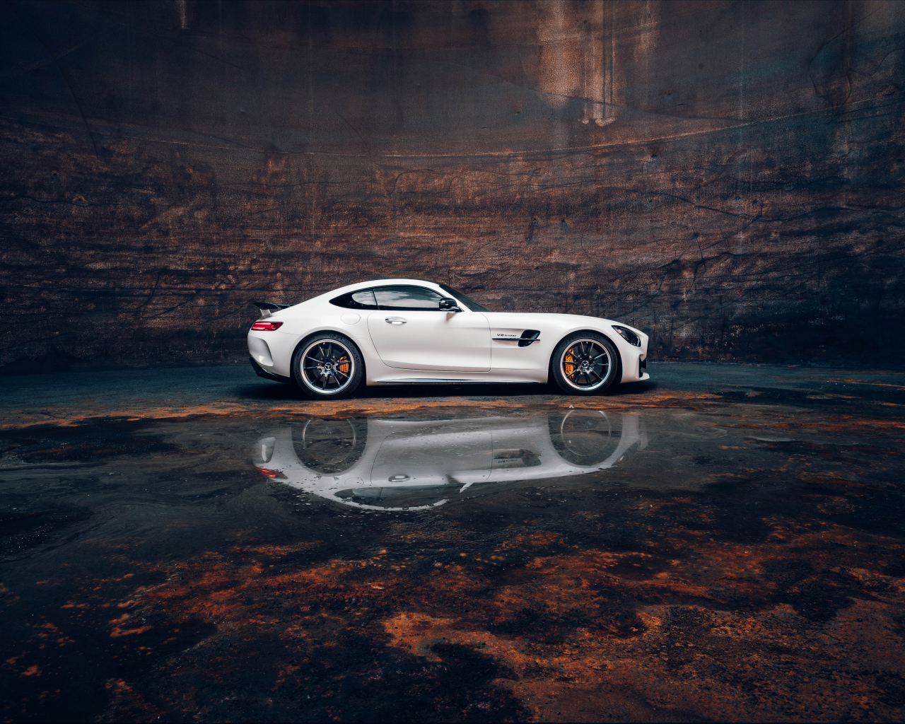 Белый автомобиль Mercedes-AMG GT R у воды