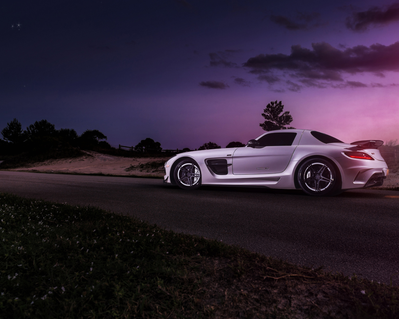 Белый автомобиль Mercedes-Benz SLS  вид сзади