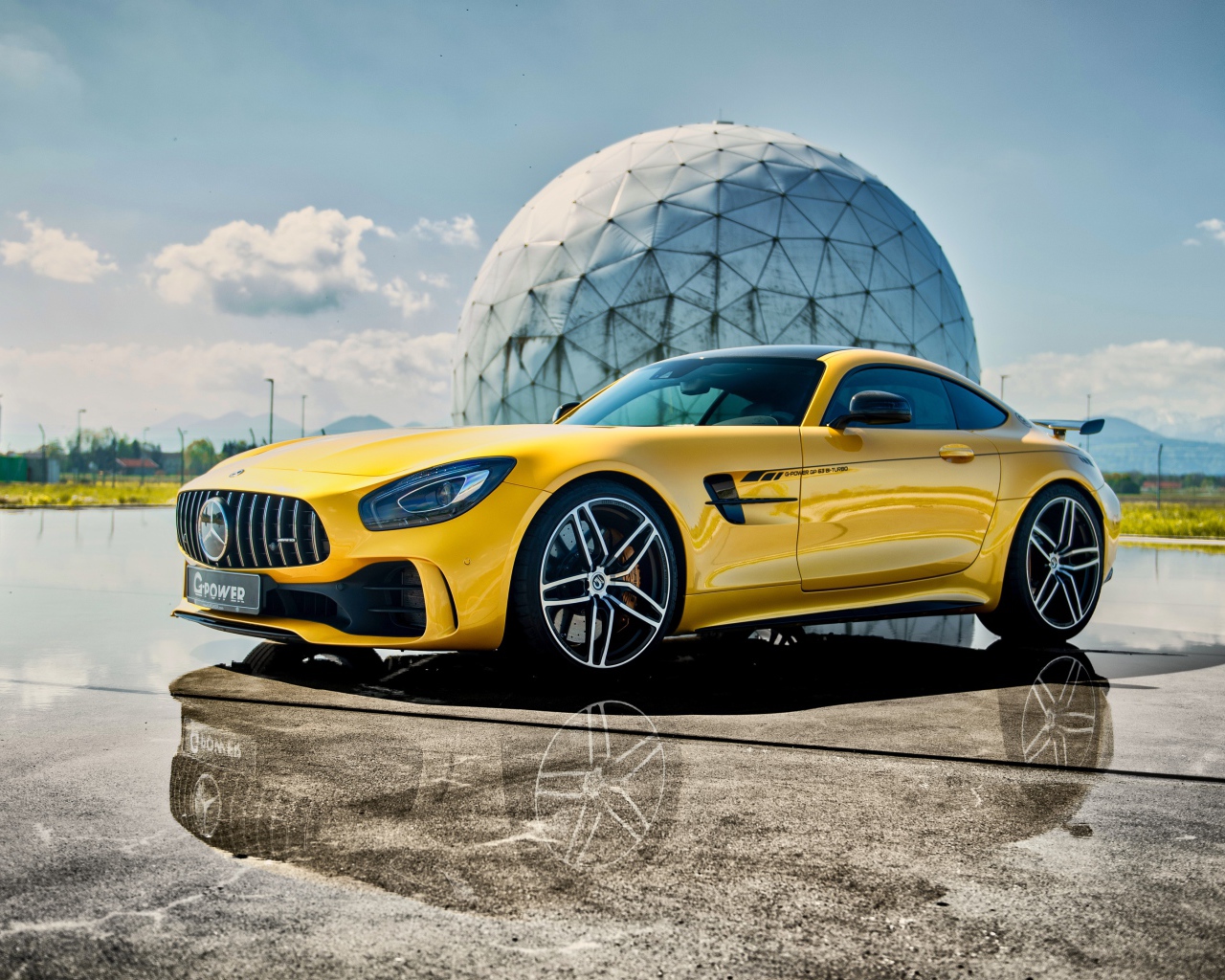 Желтый автомобиль Mercedes-AMG GT R, 2019 года на фоне шара