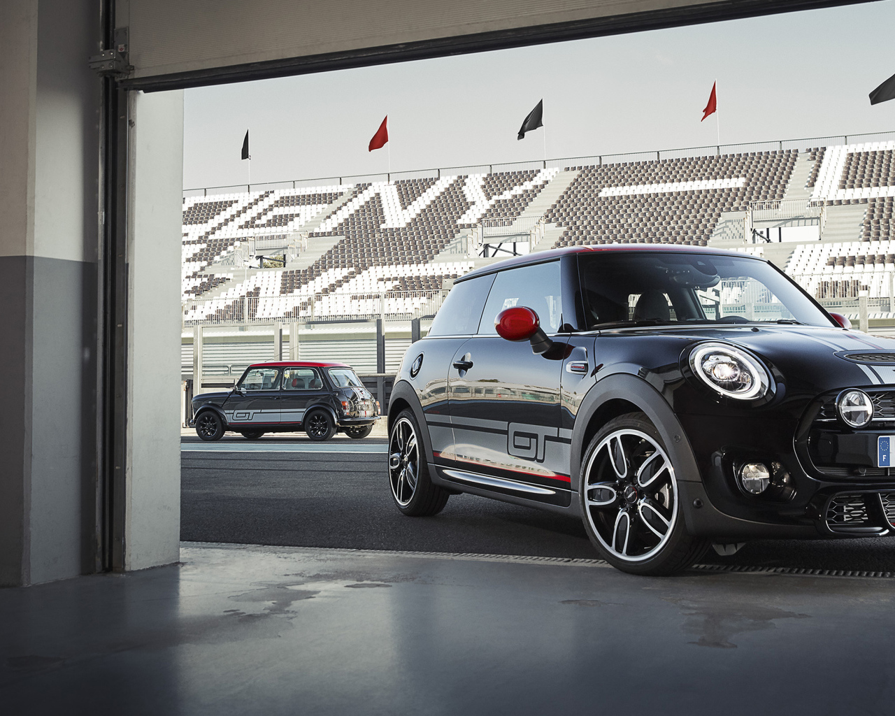 Черный автомобиль MINI Cooper S GT на гоночной трассе