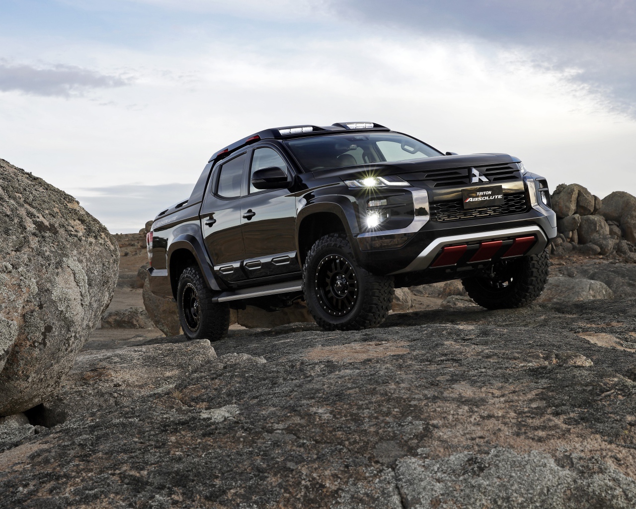 Внедорожник Mitsubishi Triton Absolute 2019 года в горах 