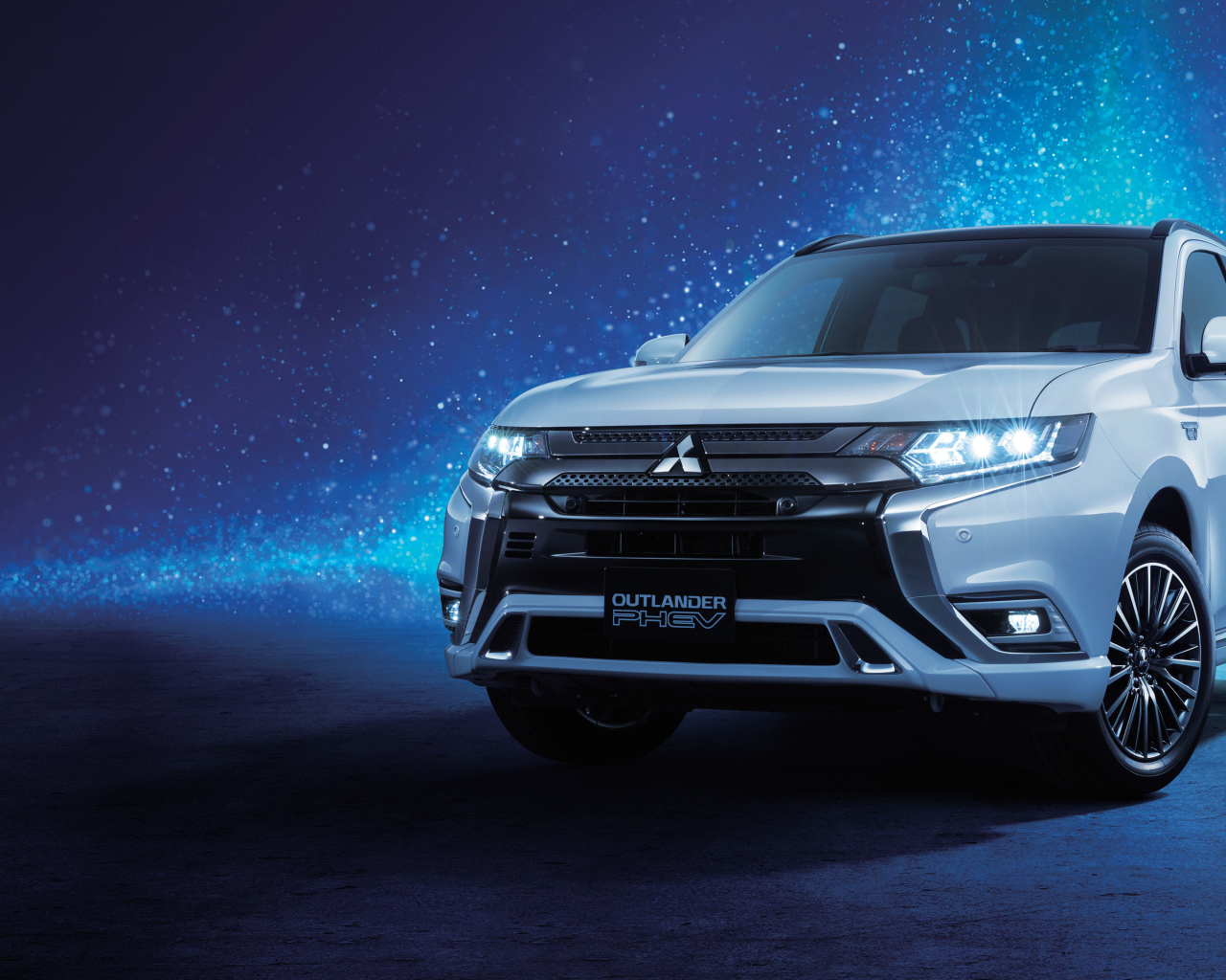 Внедорожник Mitsubishi Outlander  2018 года на неоновом фоне