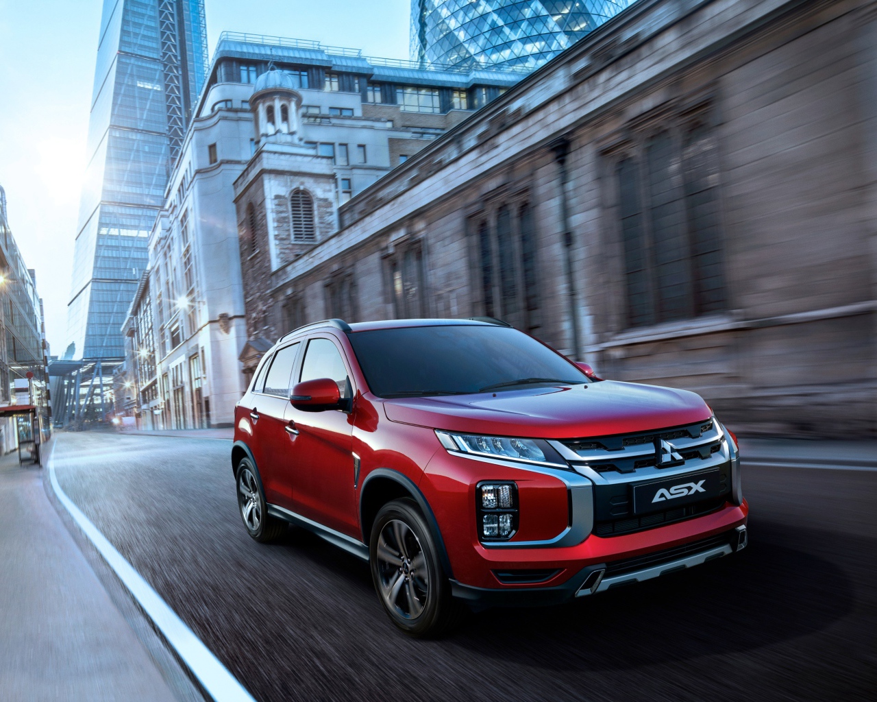 Красный внедорожник Mitsubishi ASX на улице города