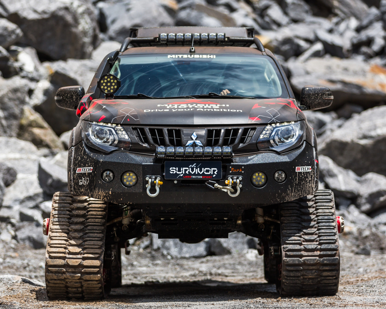 Внедорожник Mitsubishi L200 Triton Survivor 2018 года на фоне гор