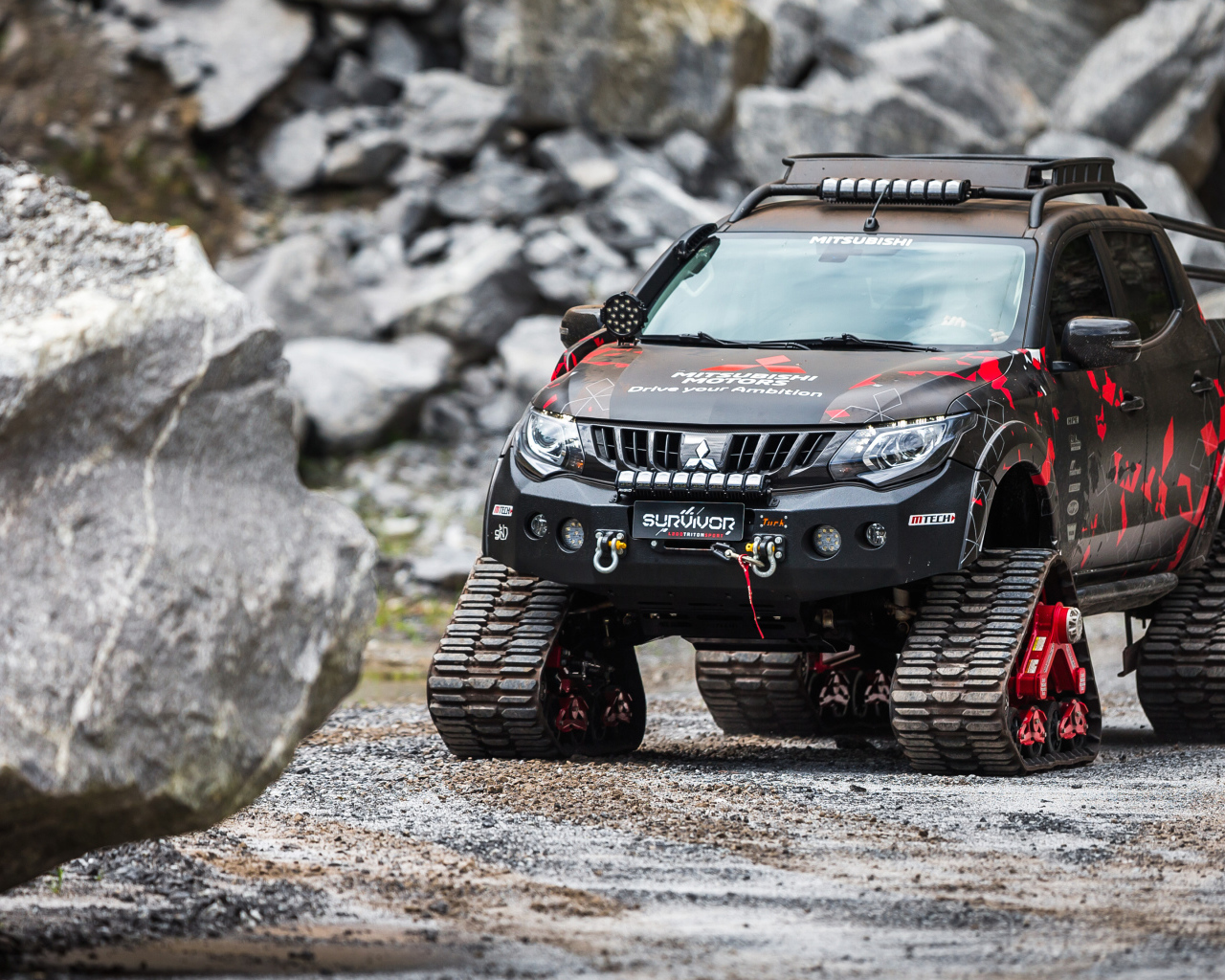 Внедорожник Mitsubishi L200, 2018 года в горах 