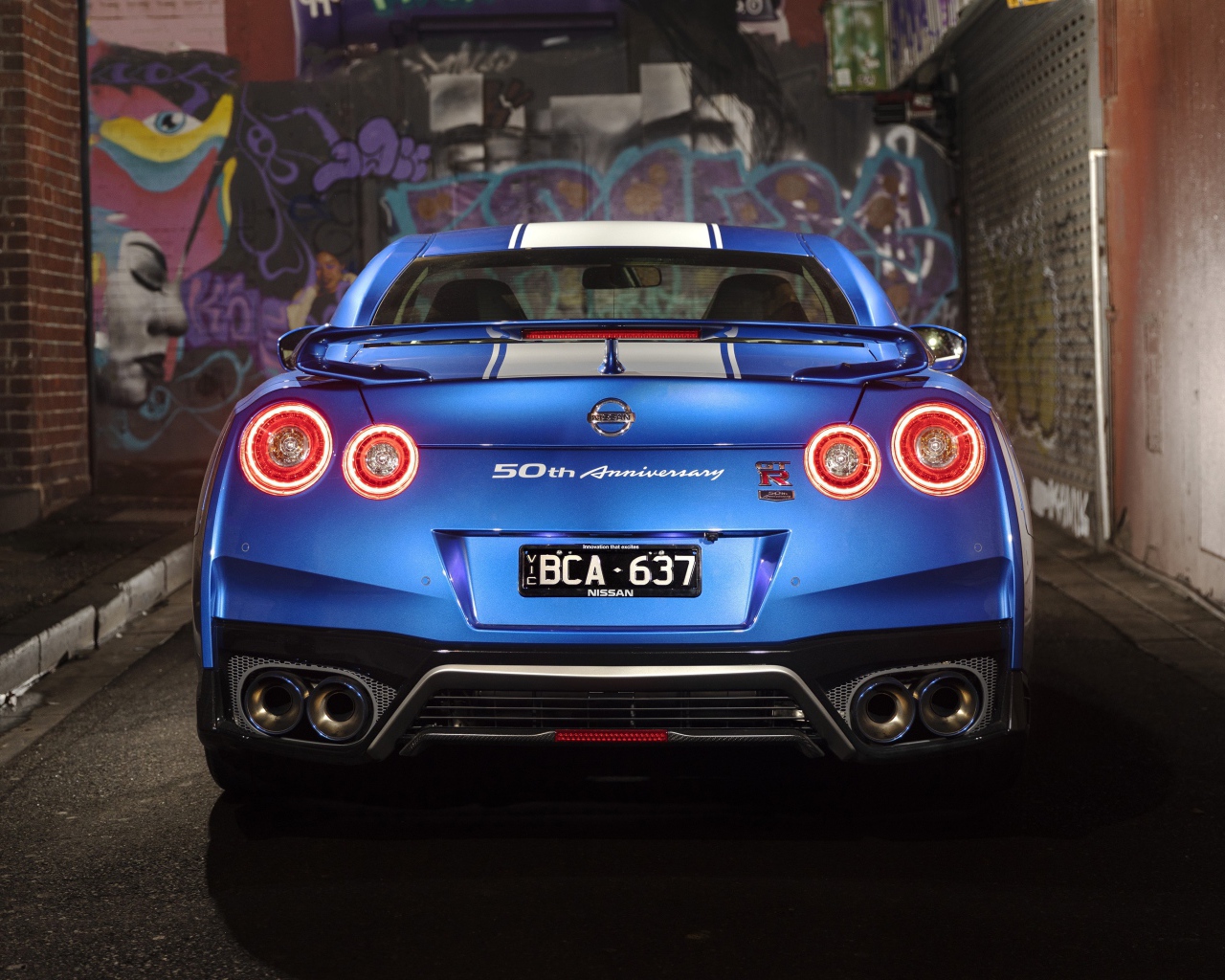 Автомобиль Nissan GT-R 50th Anniversary 2019 года вид сзади