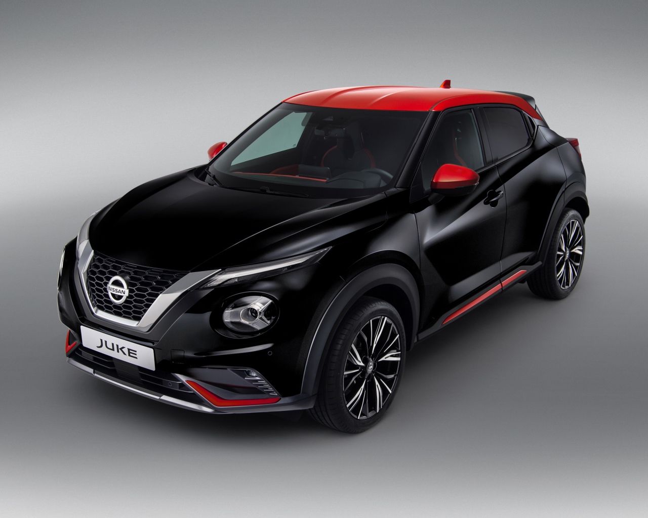 Черный автомобиль Nissan Juke 2019 года на сером фоне