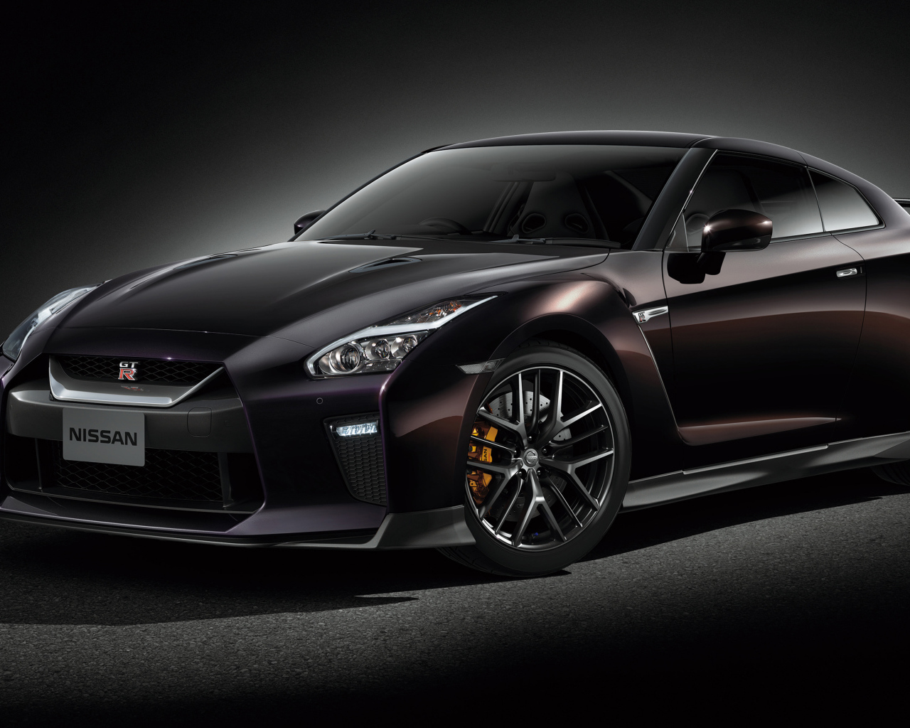 Автомобиль Nissan GT-R Naomi Osaka 2019 на сером фоне