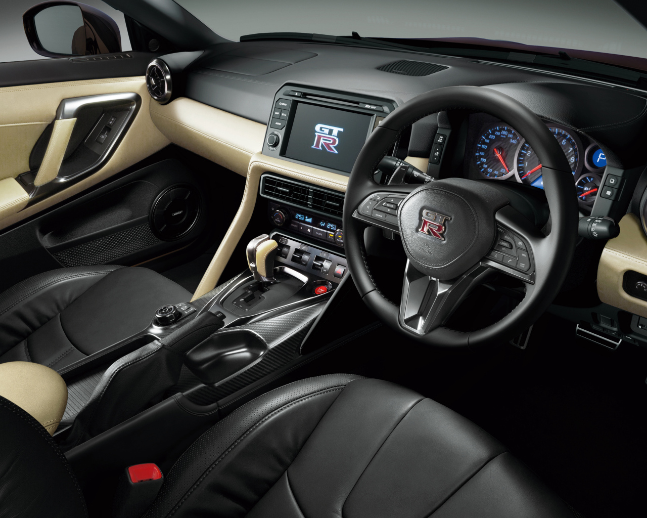 Кожаный стильный салон автомобиля Nissan GT-R Naomi Osaka 2019 года