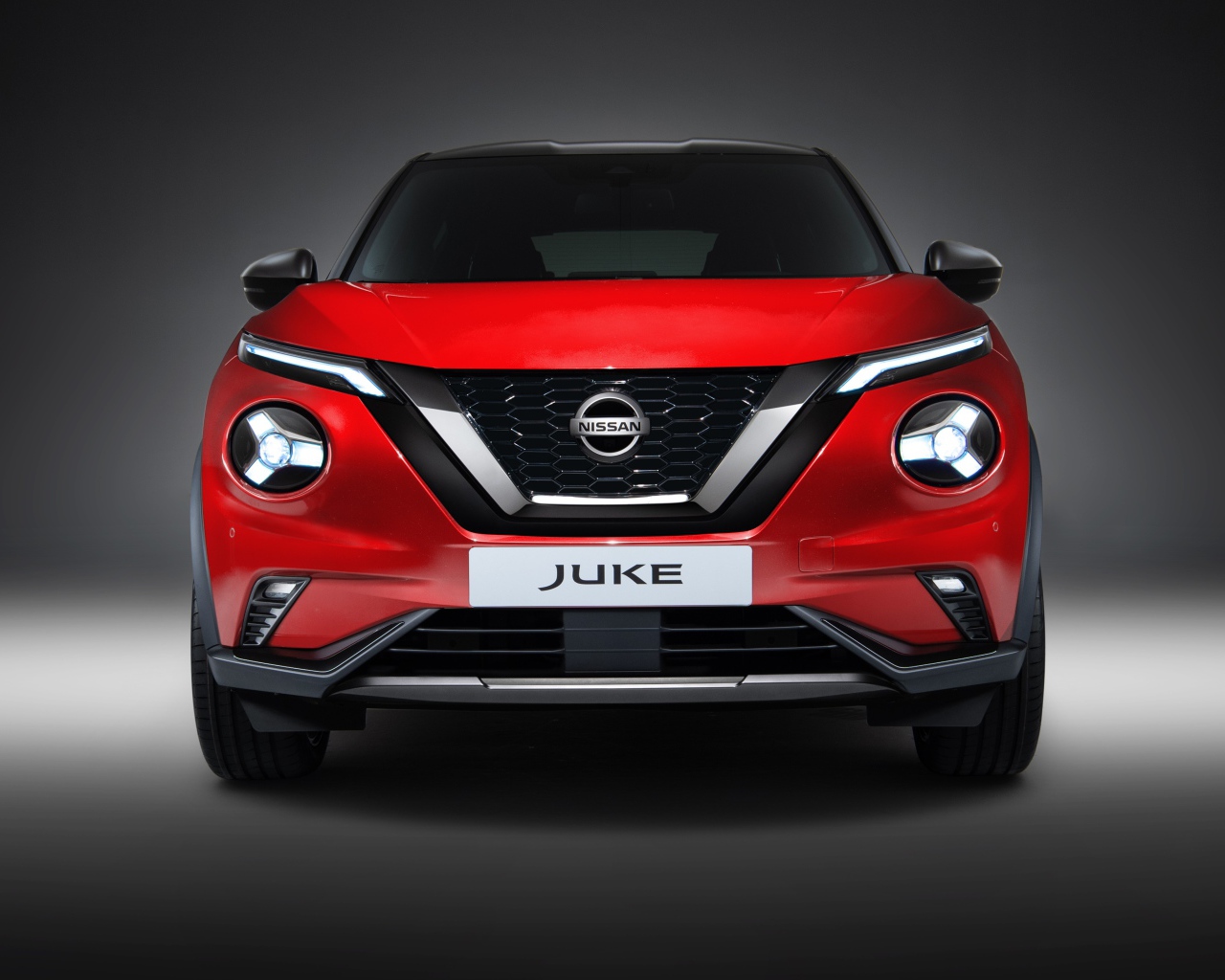 Красный автомобиль Nissan Juke 2019 года вид спереди