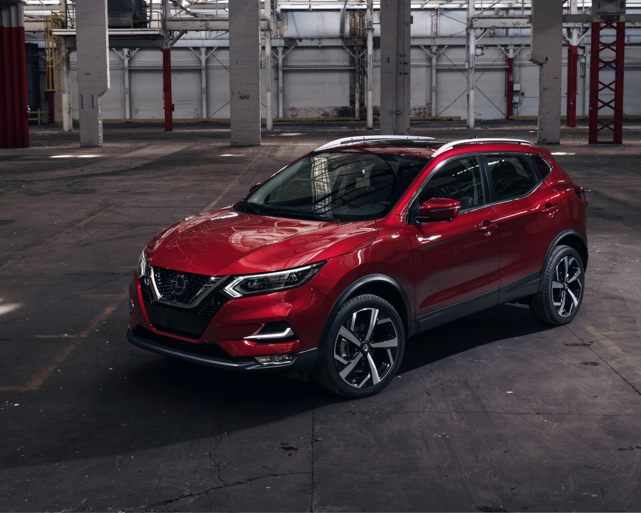 Красный автомобиль Nissan Rogue 