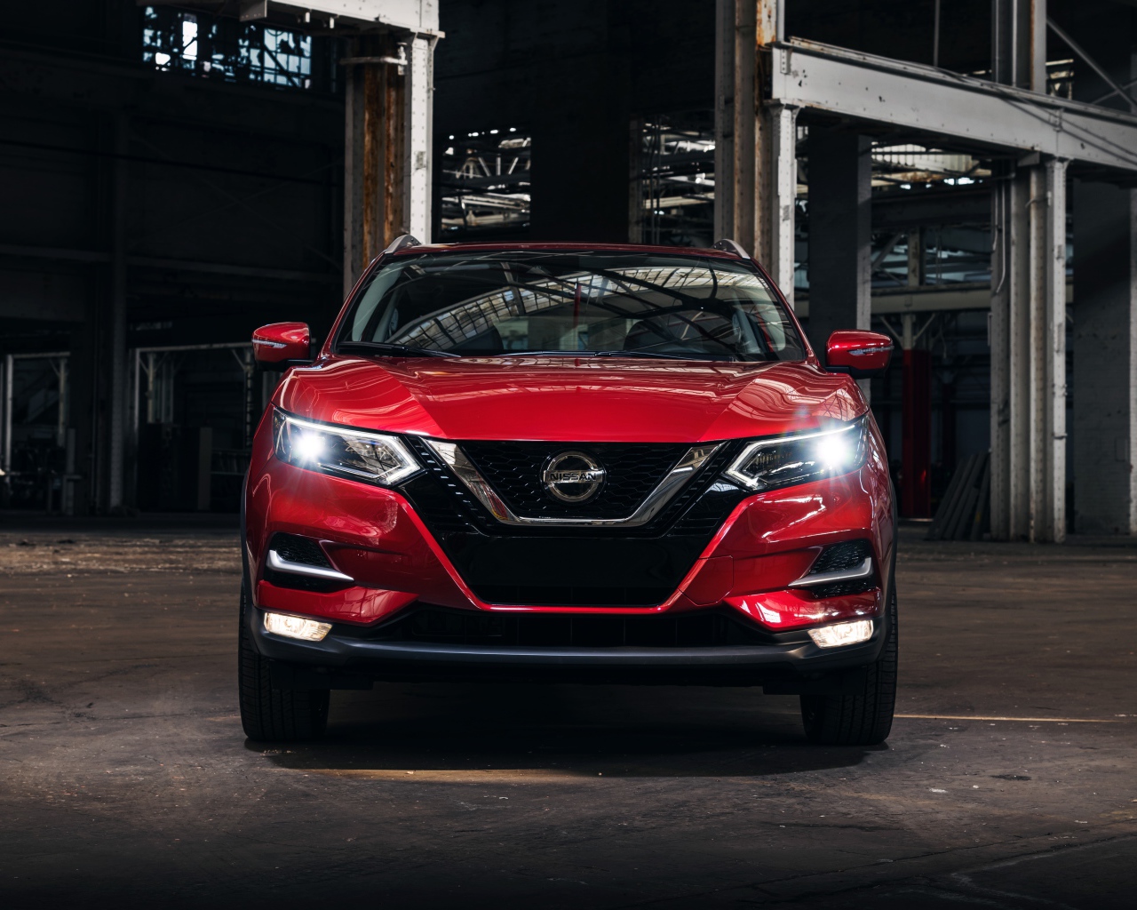 Красный автомобиль Nissan Rogue вид спереди