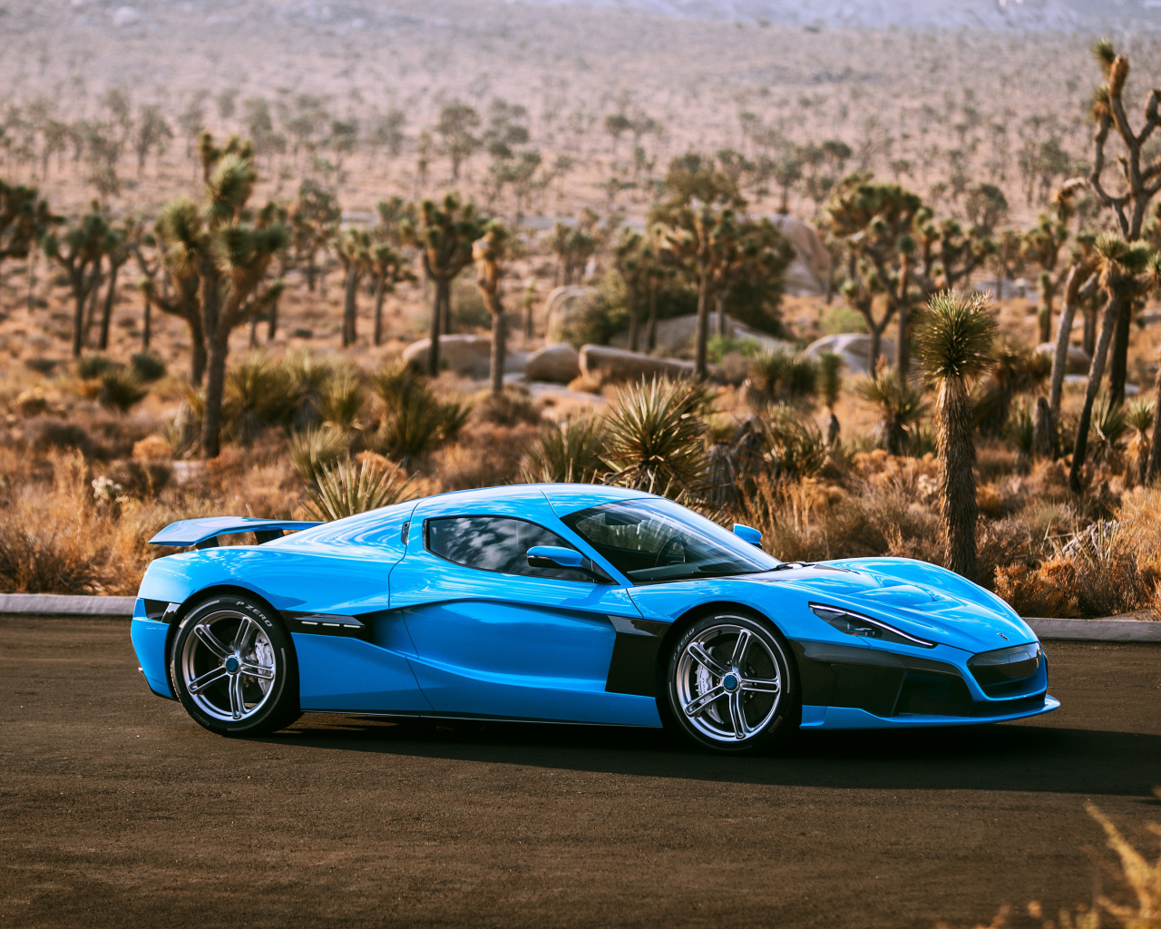 Синий быстрый автомобиль Rimac C Two California Edition 