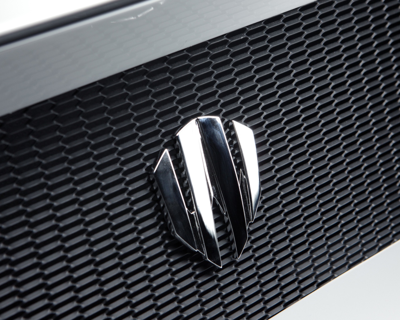 Логотип автомобиля Lykan Hypersport крупным планом