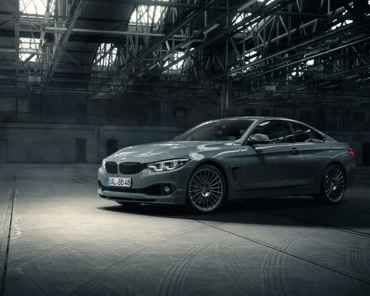 Серебристый автомобиль Alpina B4 S Bi-Turbo Edition 99 в гараже 