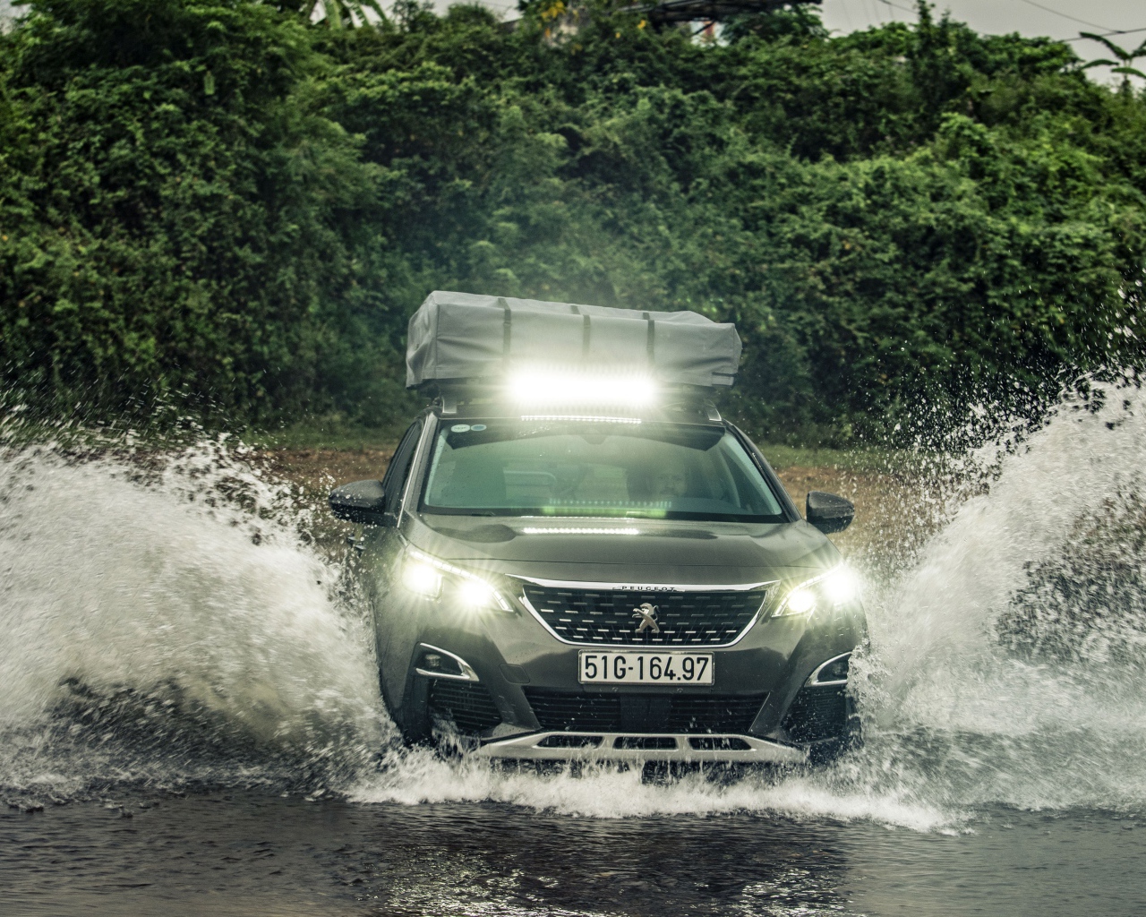 Автомобиль Peugeot Concept 3008 2019 года едет по воде