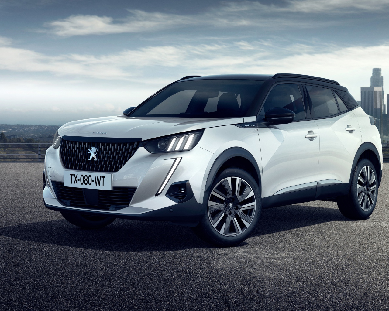 Стильный серебристый внедорожник Peugeot 2008 GT Line, 2019 года