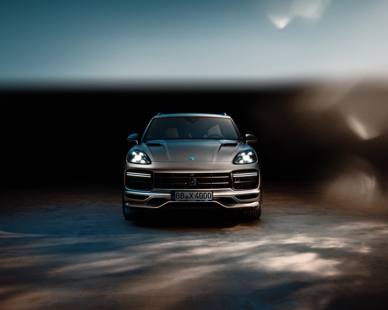 Внедорожник Porsche Cayenne Turbo 2018 года вид спереди