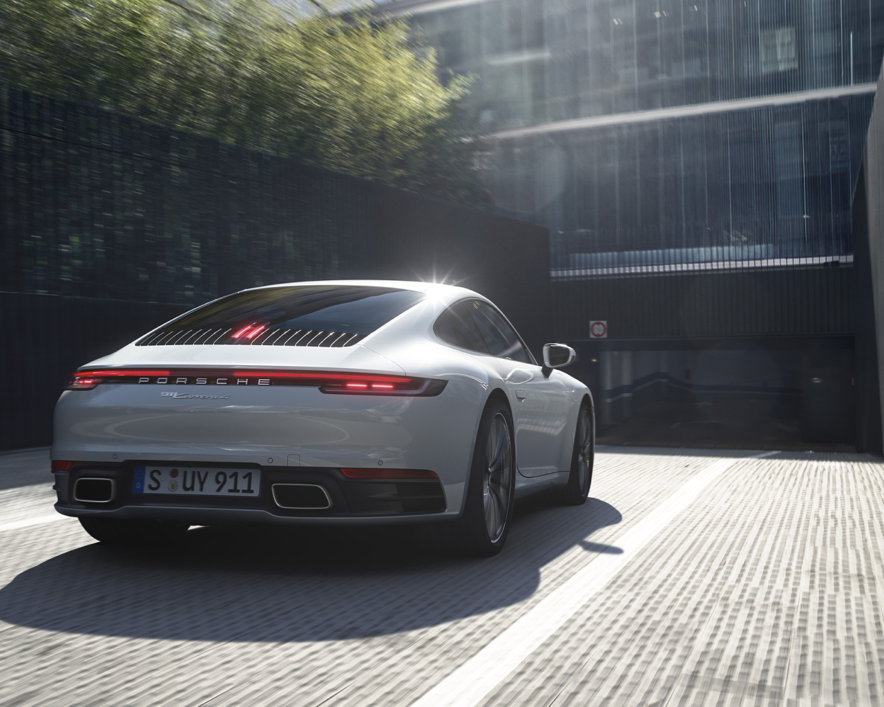 Автомобиль Porsche 911 Carrera 4 2019 года заезжает на парковку