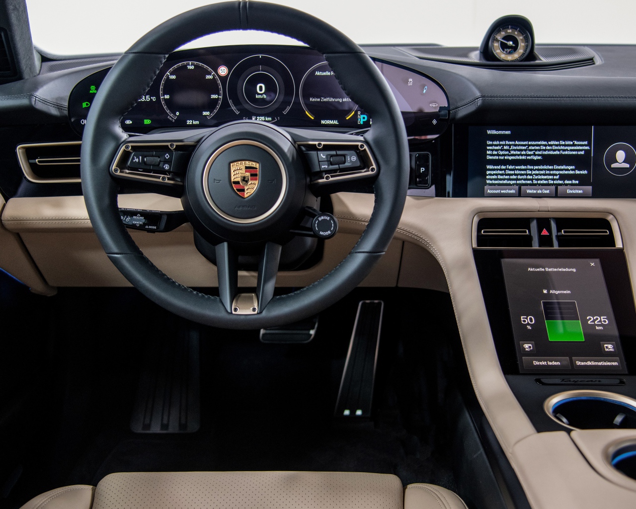 Салон автомобиля Porsche Taycan Turbo 2019 года 
