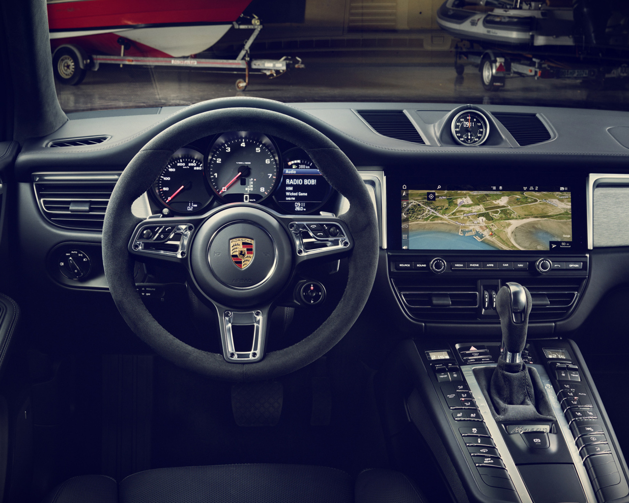 Красивый салон автомобиля Porsche Macan 2019 года