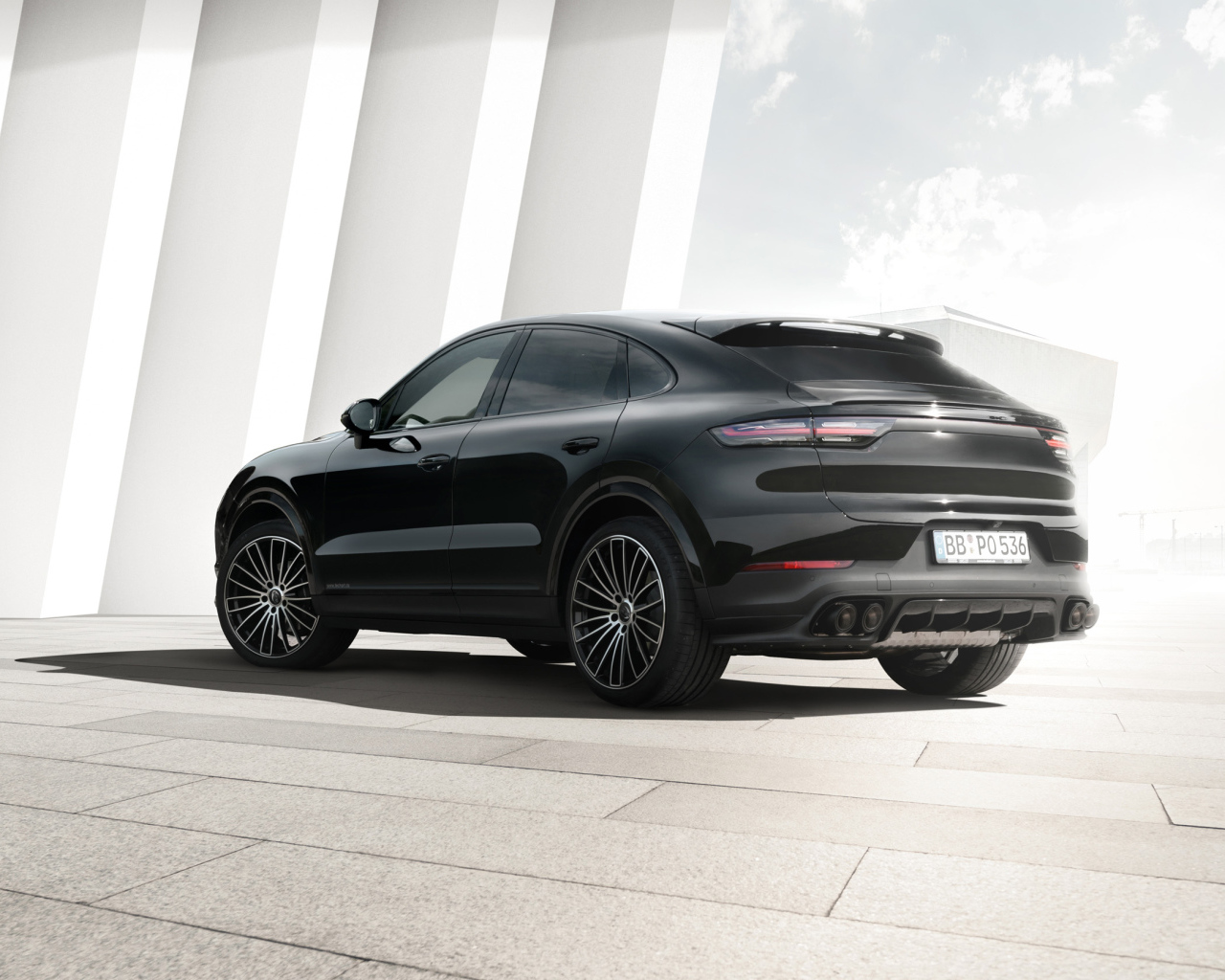 Черный автомобиль Porsche Cayenne Coupe 2019 года вид сзади