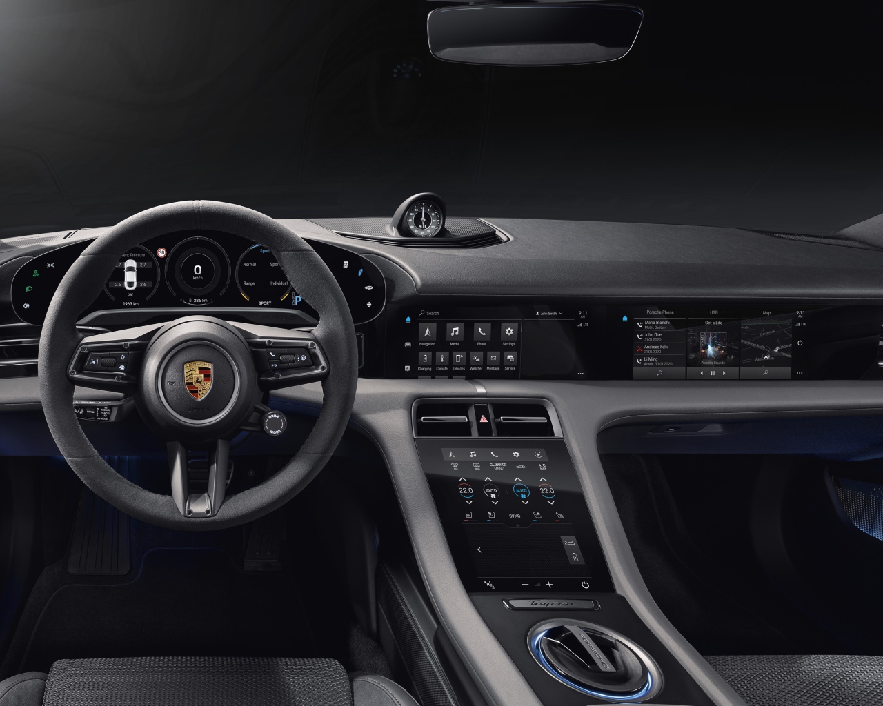 Черный кожаный салон автомобиля Porsche Taycan Turbo 2019 года