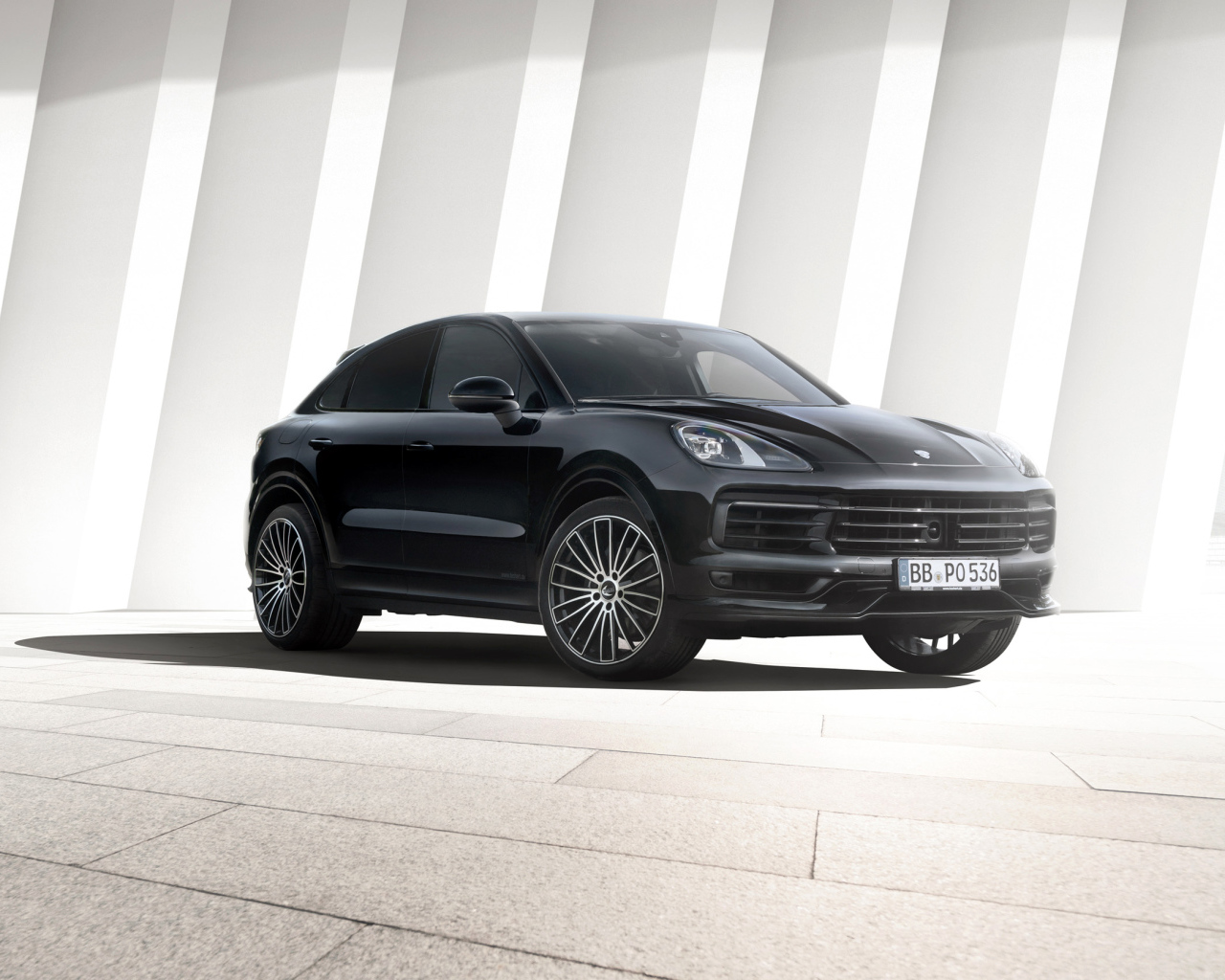 Черный стильный Porsche Cayenne Coupe 2019 года