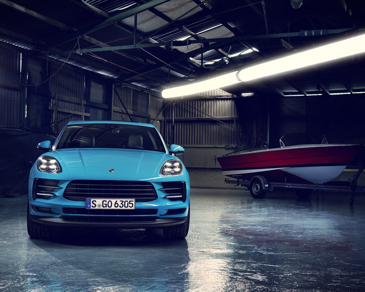 Синий автомобиль Porsche Macan 2019 года в гараже