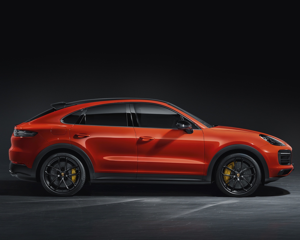 Автомобиль Porsche Cayenne Coupe 2019 года на сером фоне