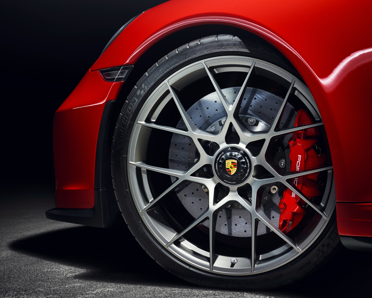 Переднее колесо автомобиля Porsche 911 