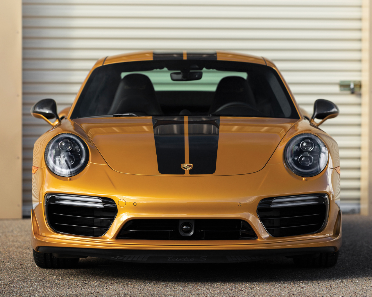 Автомобиль Porsche 911 Turbo S, 2018 года вид спереди