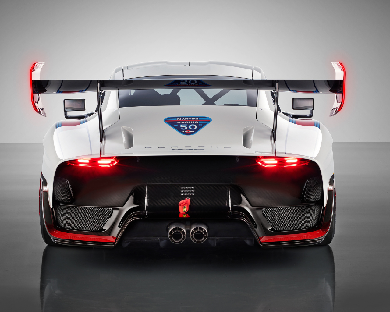 Автомобиль Porsche 935,  2019 года вид сзади