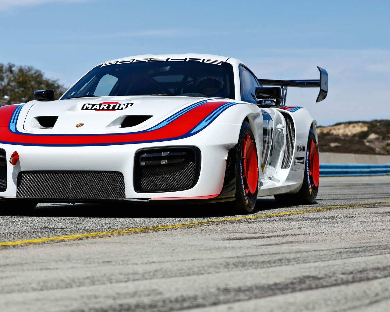 Гоночный автомобиль Porsche 935, 2019 года на трассе