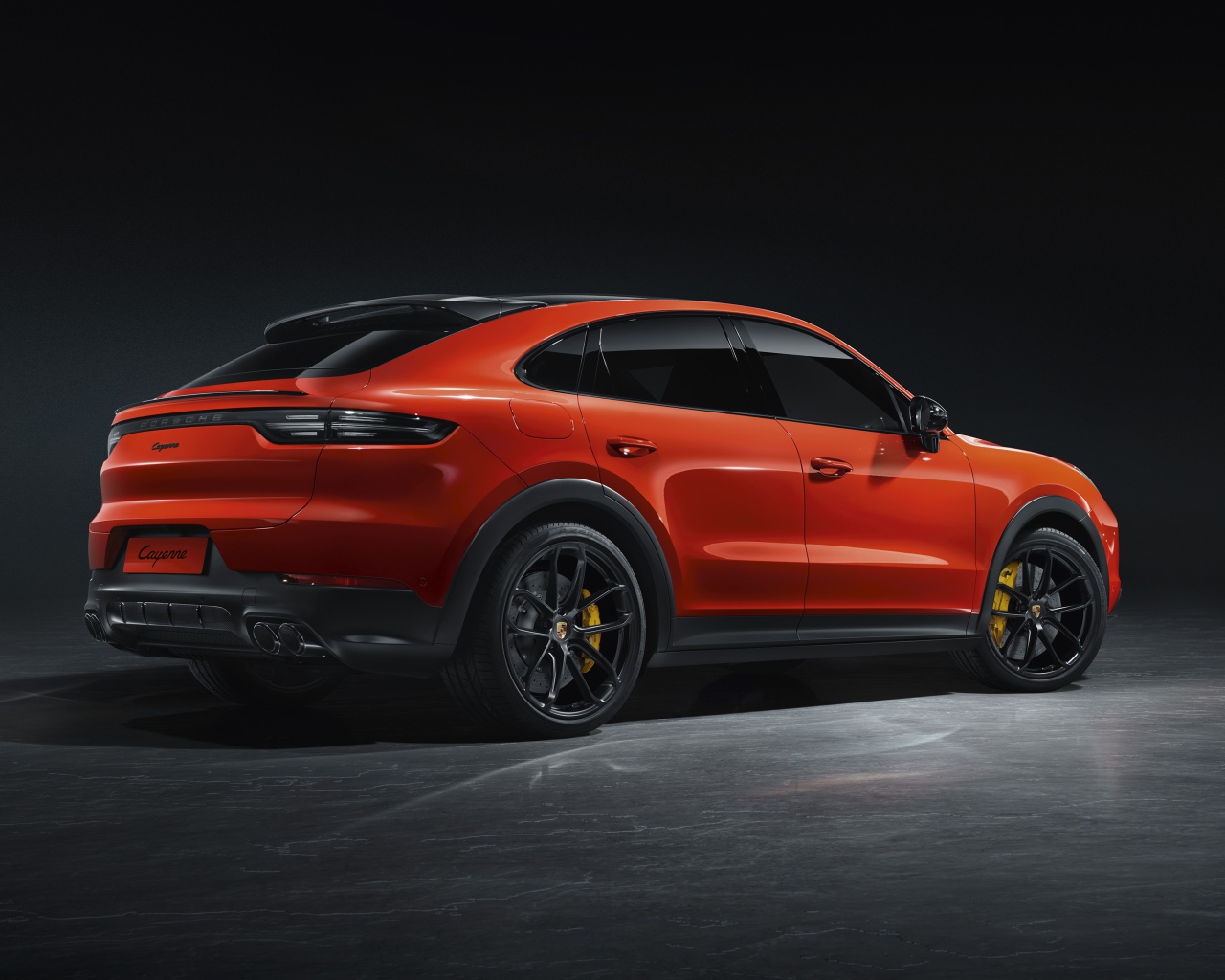 Красный автомобиль Porsche Cayenne Coupe 2019 года вид сзади