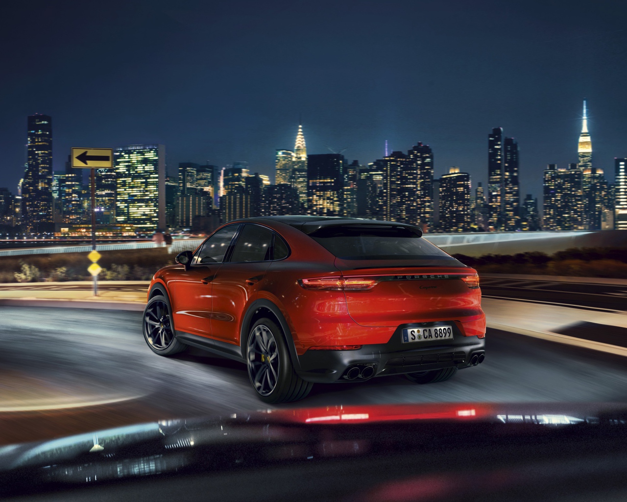 Красный внедорожник Porsche Cayenne Coupe 2019 года на фоне города