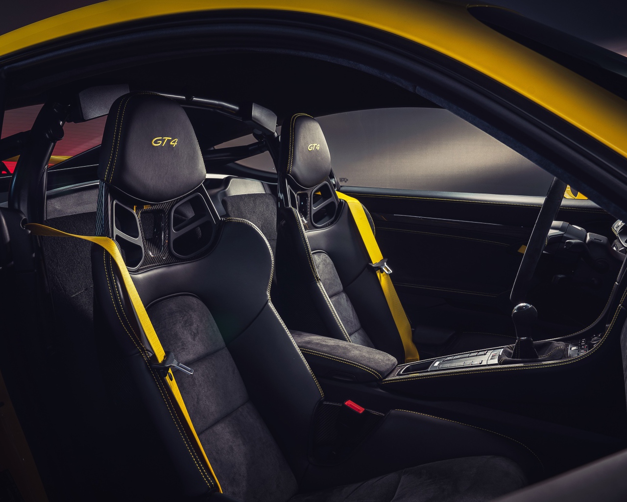 Салон автомобиля Porsche 718 Cayman GT4, 2019 