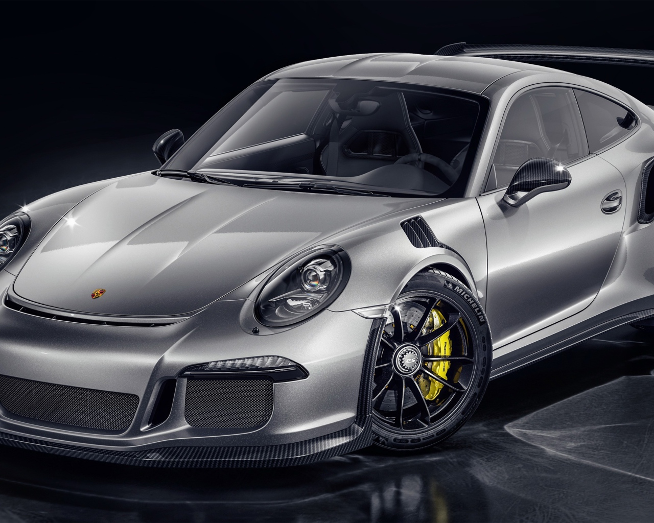Серебристый спортивный автомобиль Porsche 911 GT3 RS CGI 