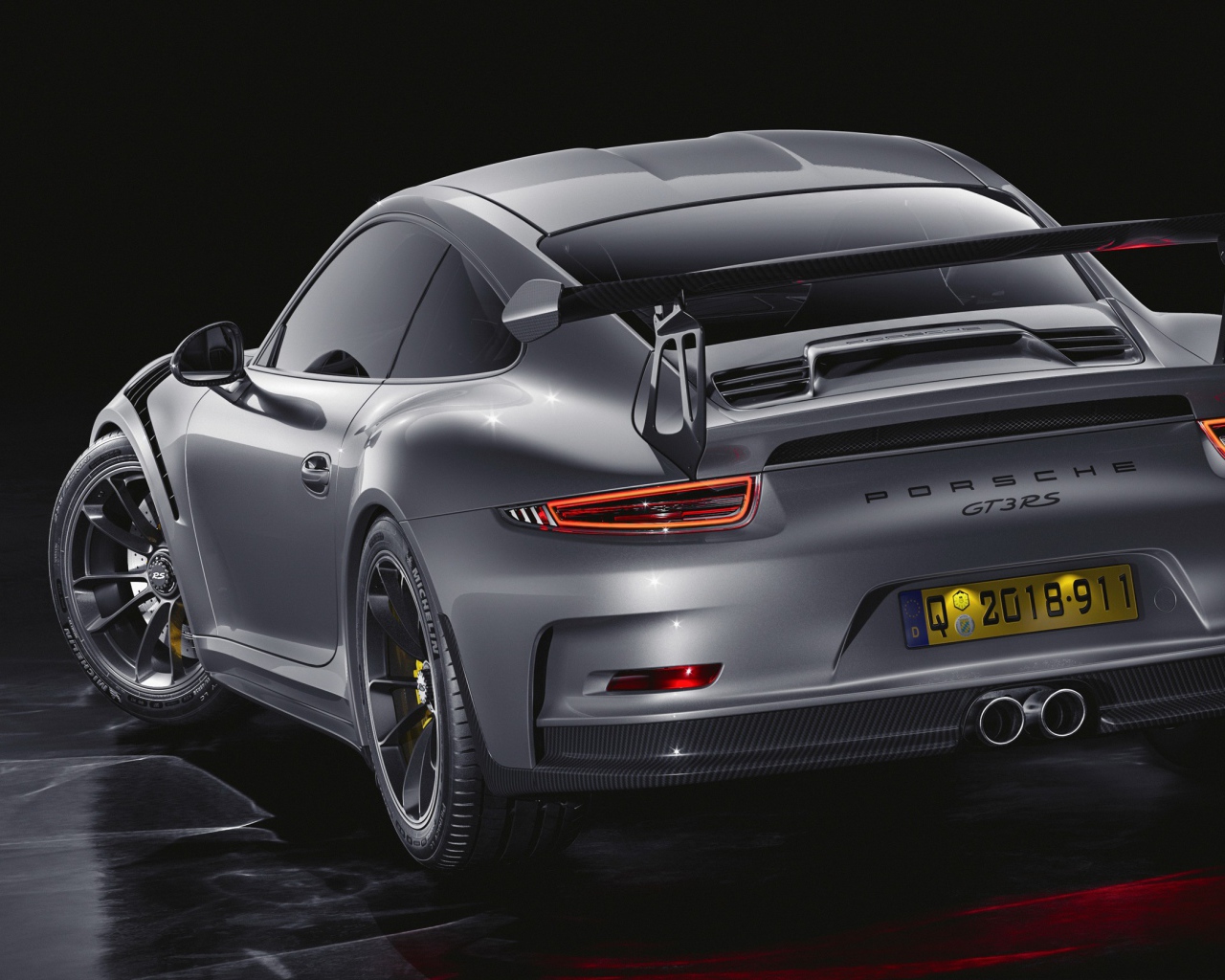 Серебристый автомобиль Porsche 911 GT3 RS CGI вид сзади