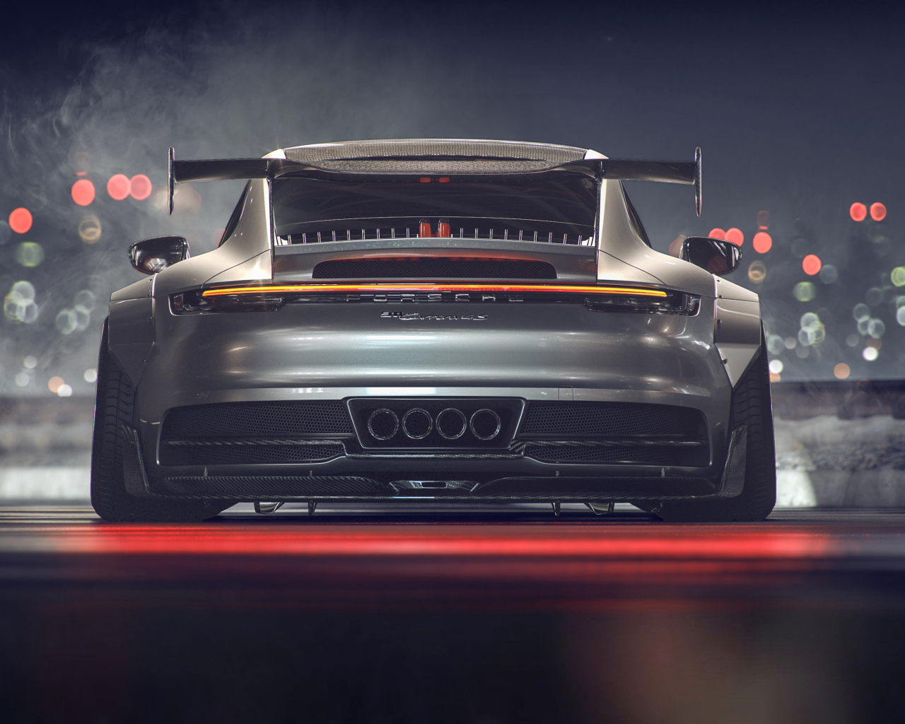 Серебристый спортивный автомобиль Porsche 911 GT, вид сзади