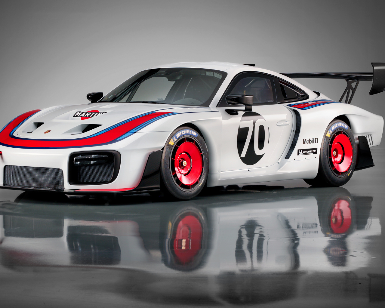 Спортивный автомобиль Porsche 935,  2019 года на сером фоне