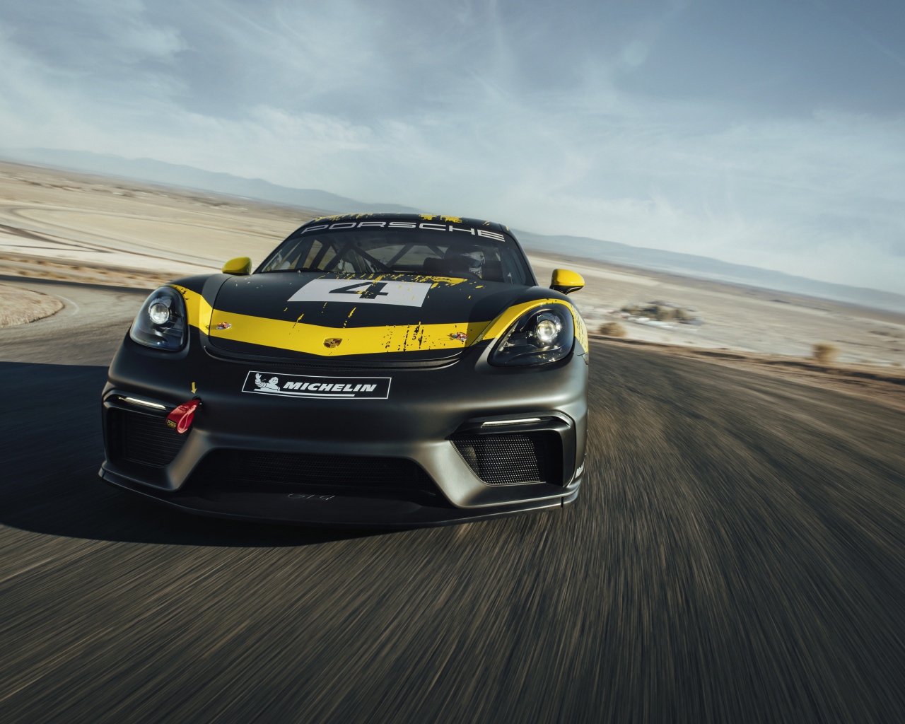 Спортивный автомобиль Porsche Cayman GT4 вид спереди