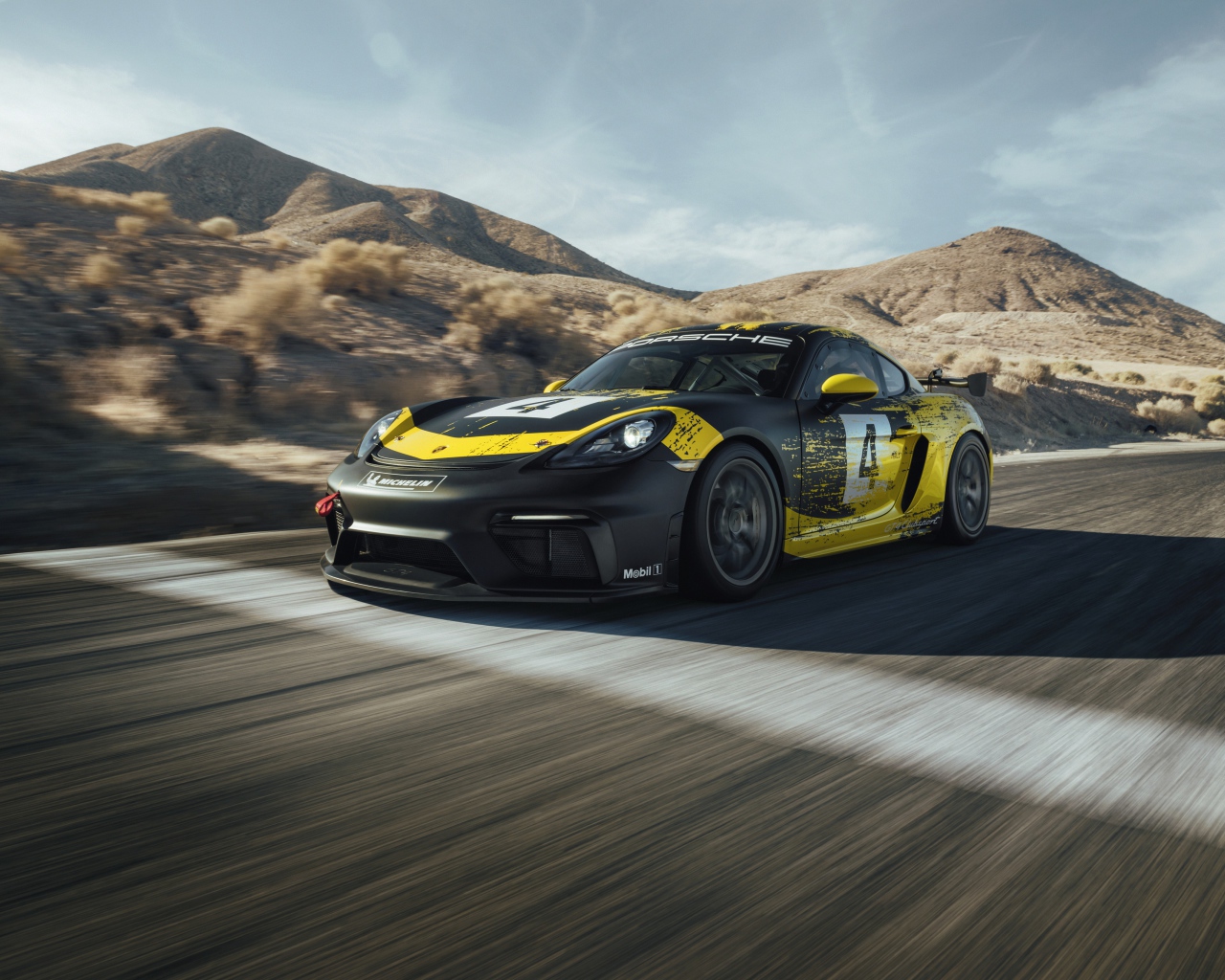 Спортивный автомобиль Porsche Cayman GT4 на трассе 