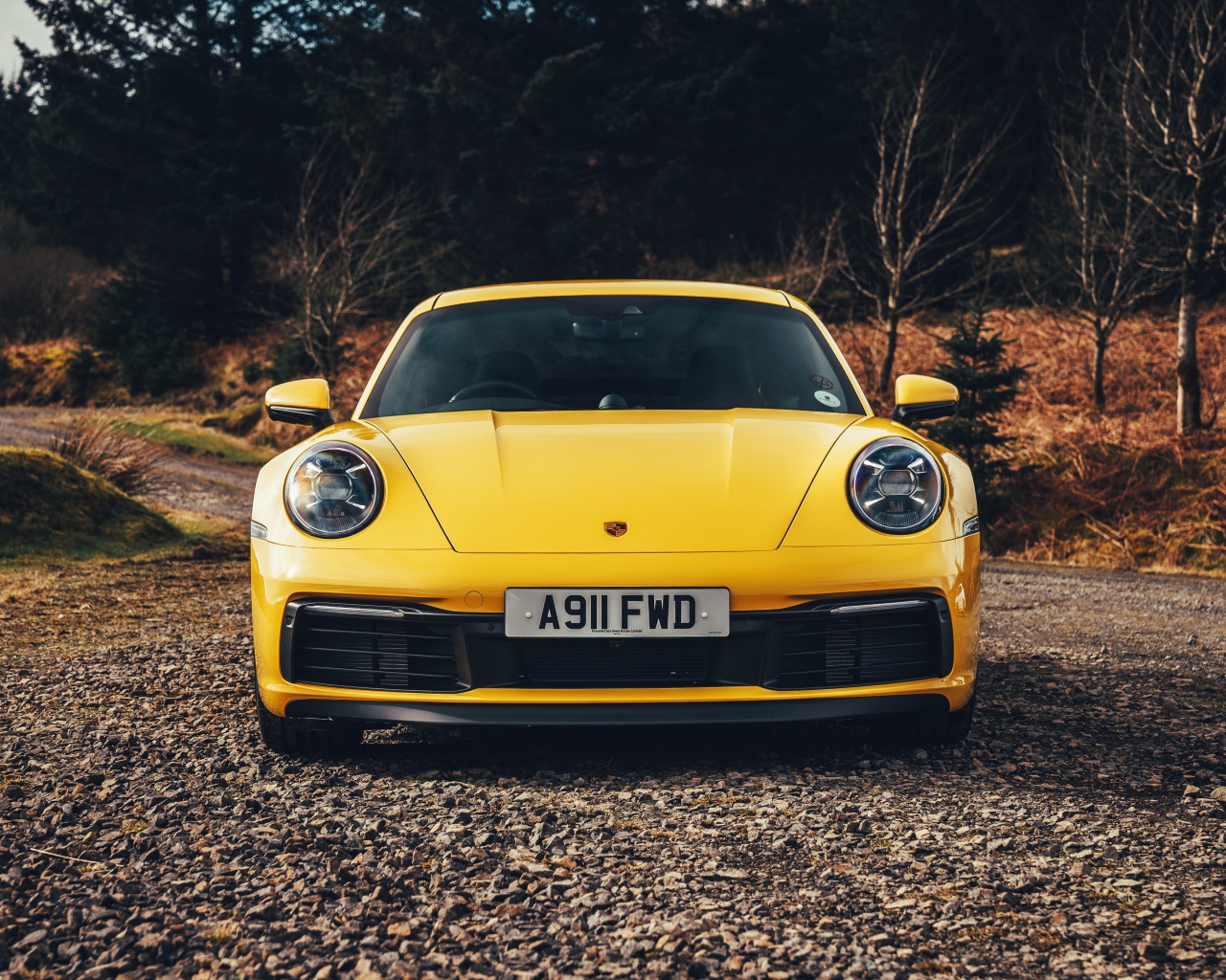 Желтый спортивный автомобиль Porsche 911 Carrera 4S 2019 года