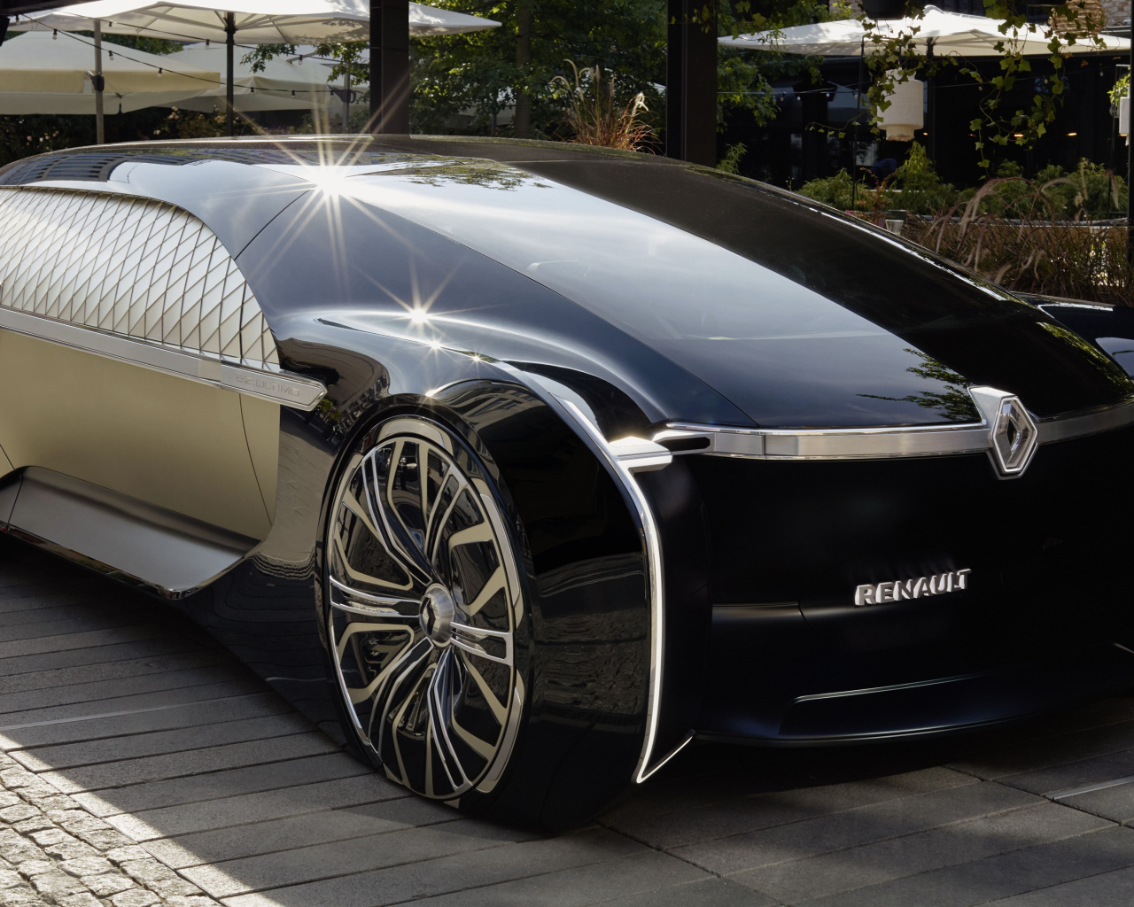 Красивый автомобиль Renault EZ-Ultimo 2018 года у кафе
