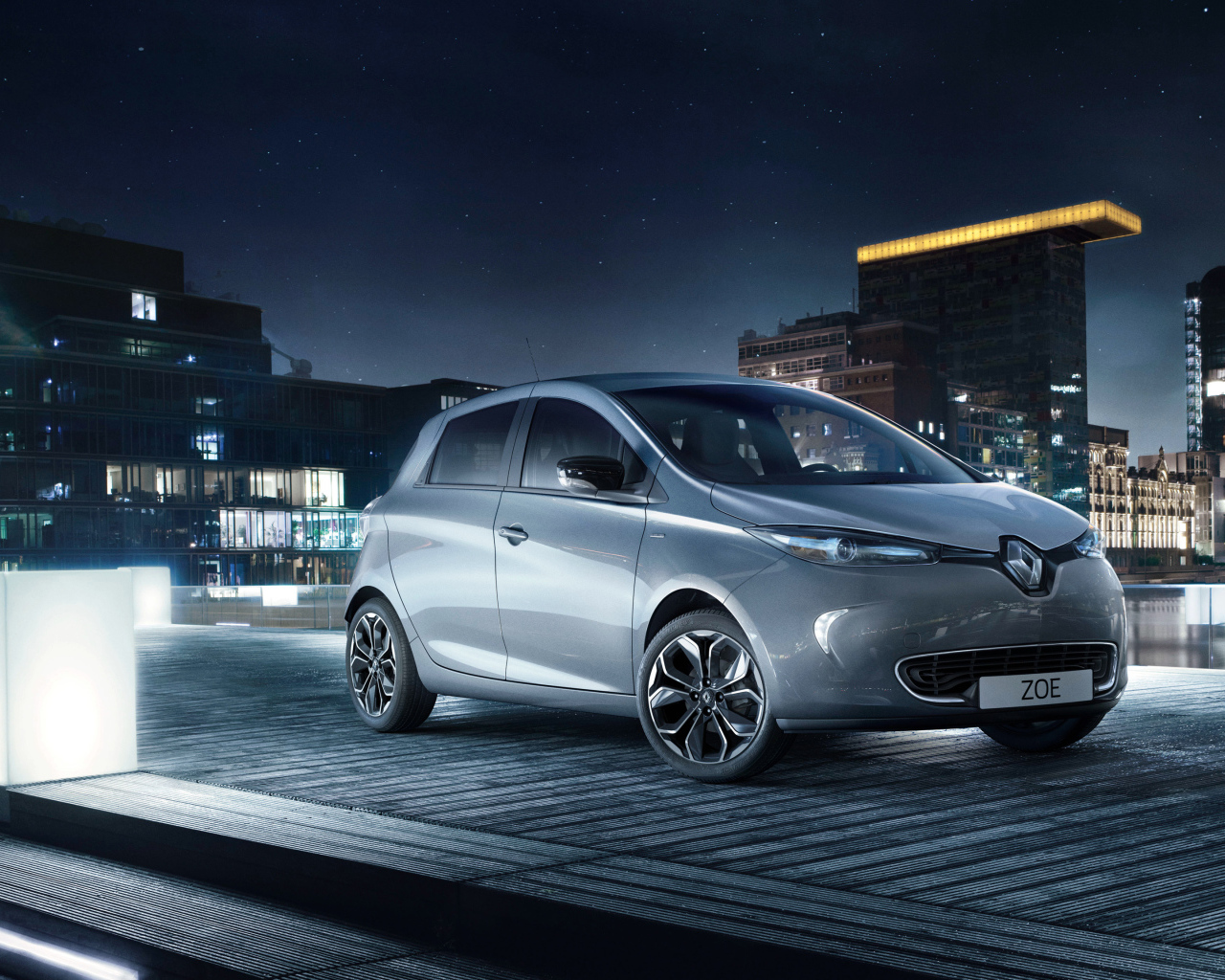 Маленький автомобиль Renault Zoe ZE Iconic на фоне города